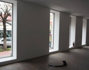 Spatiu comercial 150mp la strada, zona centrala cu trafic intens, 2 intrari