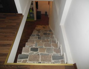 Lakás 4 szobák eladó on Floresti