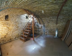 Spatiu comercial, vad pietonal, vitrina la strada, zona zero