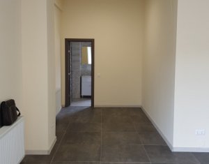 Spatiu comercial 61 mp + 80 mp terasa, parter inalt 