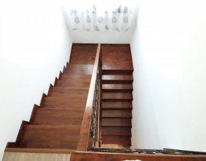 Maison 5 chambres à vendre dans Floresti