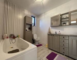 Maison 4 chambres à louer dans Campenesti, zone Centru