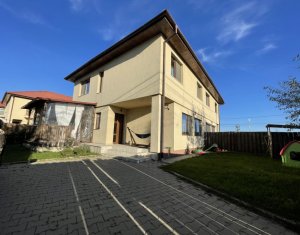 Maison 4 chambres à louer dans Campenesti, zone Centru