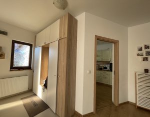 Maison 4 chambres à louer dans Campenesti, zone Centru