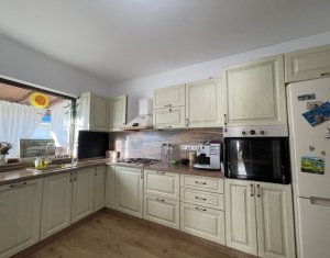 Maison 4 chambres à louer dans Campenesti, zone Centru