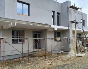 Maison 4 chambres à vendre dans Floresti