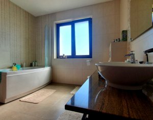 Maison 6 chambres à vendre dans Floresti