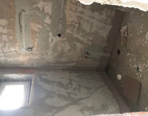 Lakás 4 szobák eladó on Floresti