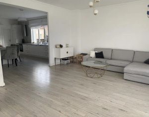 House 4 rooms for sale in Floresti