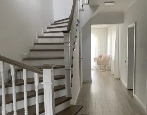 House 4 rooms for sale in Floresti