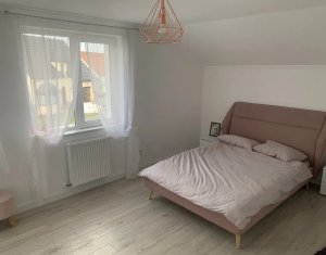 House 4 rooms for sale in Floresti