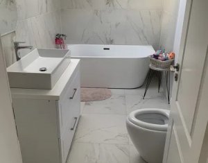 House 4 rooms for sale in Floresti