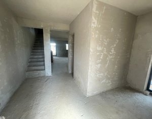 Maison 6 chambres à vendre dans Floresti