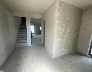 Maison 6 chambres à vendre dans Floresti