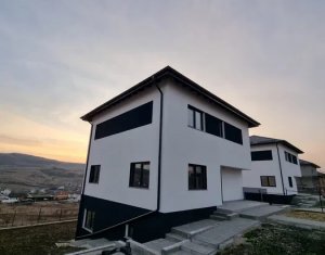 Maison 4 chambres à vendre dans Chinteni