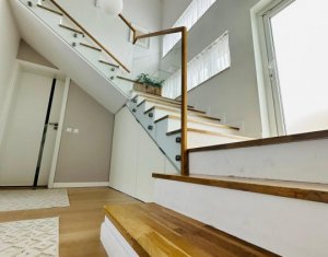 Maison 4 chambres à vendre dans Floresti