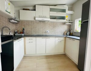 Maison 4 chambres à vendre dans Floresti