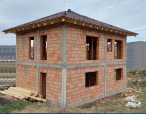 Maison 4 chambres à vendre dans Chinteni