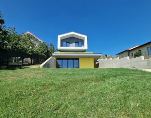 House 4 rooms for sale in Campenesti, zone Centru
