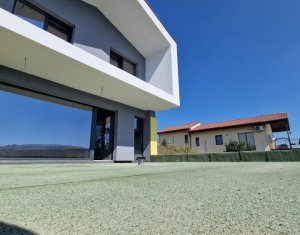 House 4 rooms for sale in Campenesti, zone Centru
