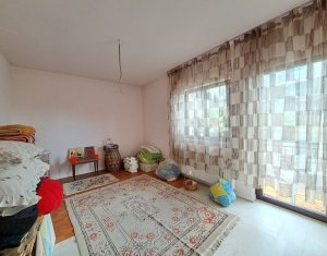 House 4 rooms for sale in Floresti