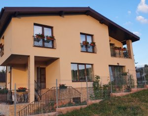 House 4 rooms for sale in Floresti