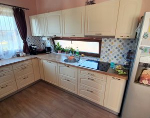 House 4 rooms for sale in Floresti