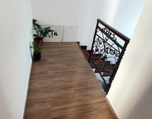 House 4 rooms for sale in Floresti