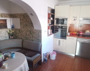 House 5 rooms for sale in Mihai Viteazu, zone Centru