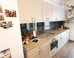 Lakás 4 szobák eladó on Floresti