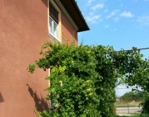 Casa renovabila , teren 1526 mp, front la doua strazi, Juc Herghelie