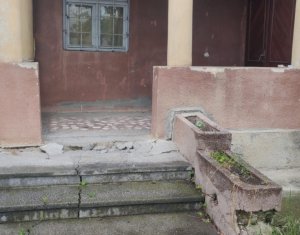 Casa renovabila , teren 1526 mp, front la doua strazi, Juc Herghelie