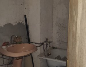 Casa renovabila , teren 1526 mp, front la doua strazi, Juc Herghelie