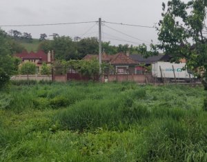 Casa renovabila , teren 1526 mp, front la doua strazi, Juc Herghelie