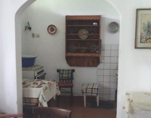 Casa renovabila , teren 1526 mp, front la doua strazi, Juc Herghelie