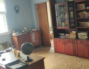 Casa renovabila , teren 1526 mp, front la doua strazi, Juc Herghelie