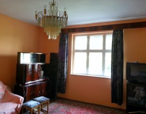 Casa renovabila , teren 1526 mp, front la doua strazi, Juc Herghelie