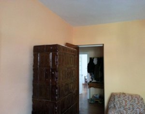 Casa renovabila , teren 1526 mp, front la doua strazi, Juc Herghelie