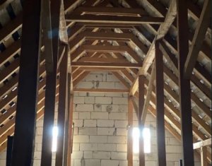 Apartament cu 3 camere, pod, parcare inclusa, Floresti