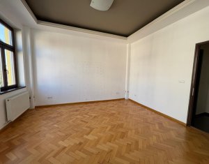 Spatiul comercial de inchiriat in cladire istorica, Piata Avram Iancu