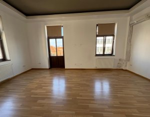 Spatiul comercial de inchiriat in cladire istorica, Piata Avram Iancu