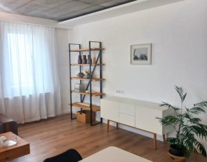 Apartament 3 camere, zona Europa,balcon, parcare, curte comuna, etaj intermediar