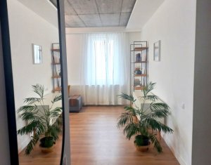 Apartament 3 camere, zona Europa,balcon, parcare, curte comuna, etaj intermediar