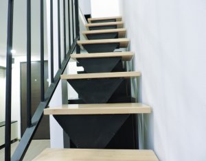 Apartament cu 1 camere, dispus pe 2 niveluri, finisat, mobilat si utilat !