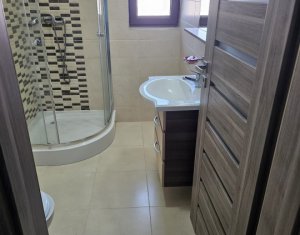 Apartament cu 3 camere, pod, boxa la subsol, parcare exterioara, Floresti