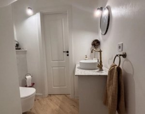 House 4 rooms for sale in Floresti