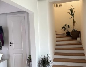 House 4 rooms for sale in Floresti