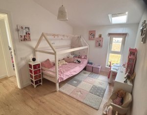 House 4 rooms for sale in Floresti