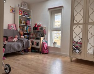 House 4 rooms for sale in Floresti