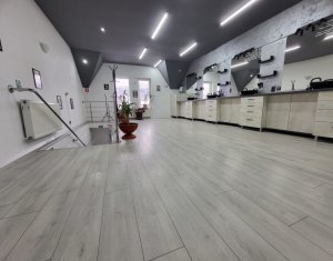 Spatiu comercial complet echipat